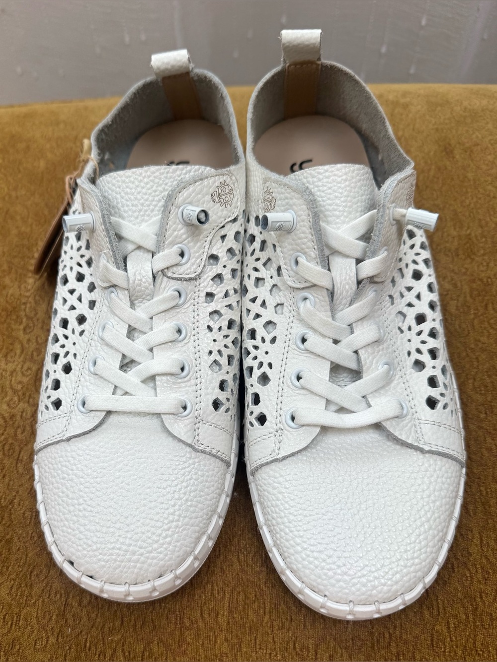 Women’s Yokono Sz 40 (9) White Perforated Lace-Up Sneakers